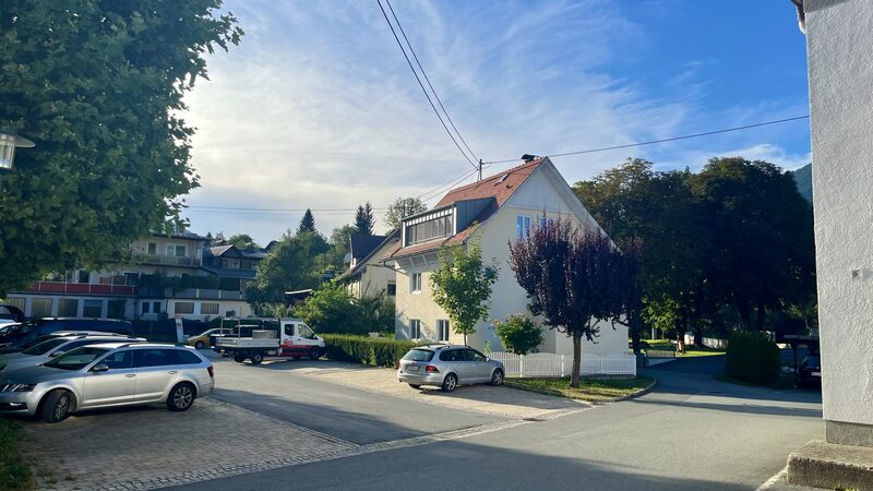 Zwei bequeme Ledersessel mit Glastisch und grünen Vorhängen im Wohnbereich