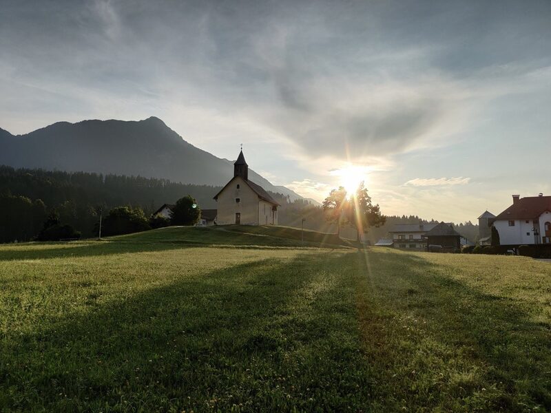 Außenansicht des Gebäudes mit grüner Umgebung