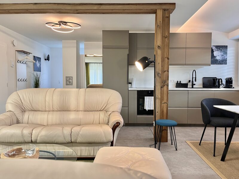 Küchendetail mit schwarzer Spüle, Wasserkocher und Nespresso-Maschine