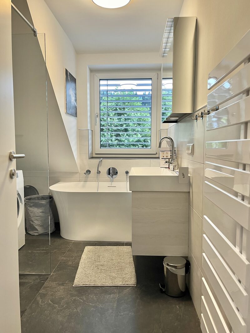 Eingangsbereich mit Garderobe, Sitzbank und Dekopflanze